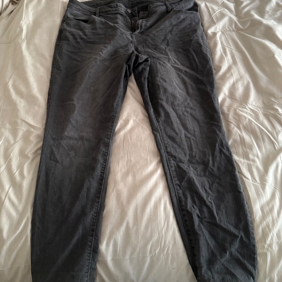 3/$15 - Old Navy Black/Gray Super Skinny Jeans, Regular Length - Picture 6 of 6